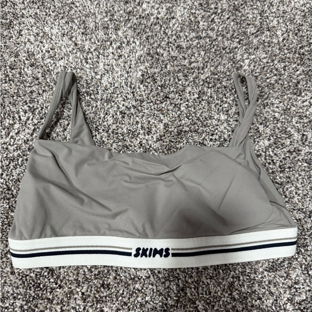 Skims 
FITS EVERYBODY LOGO
STRAIGHT NECK
BRALETTE